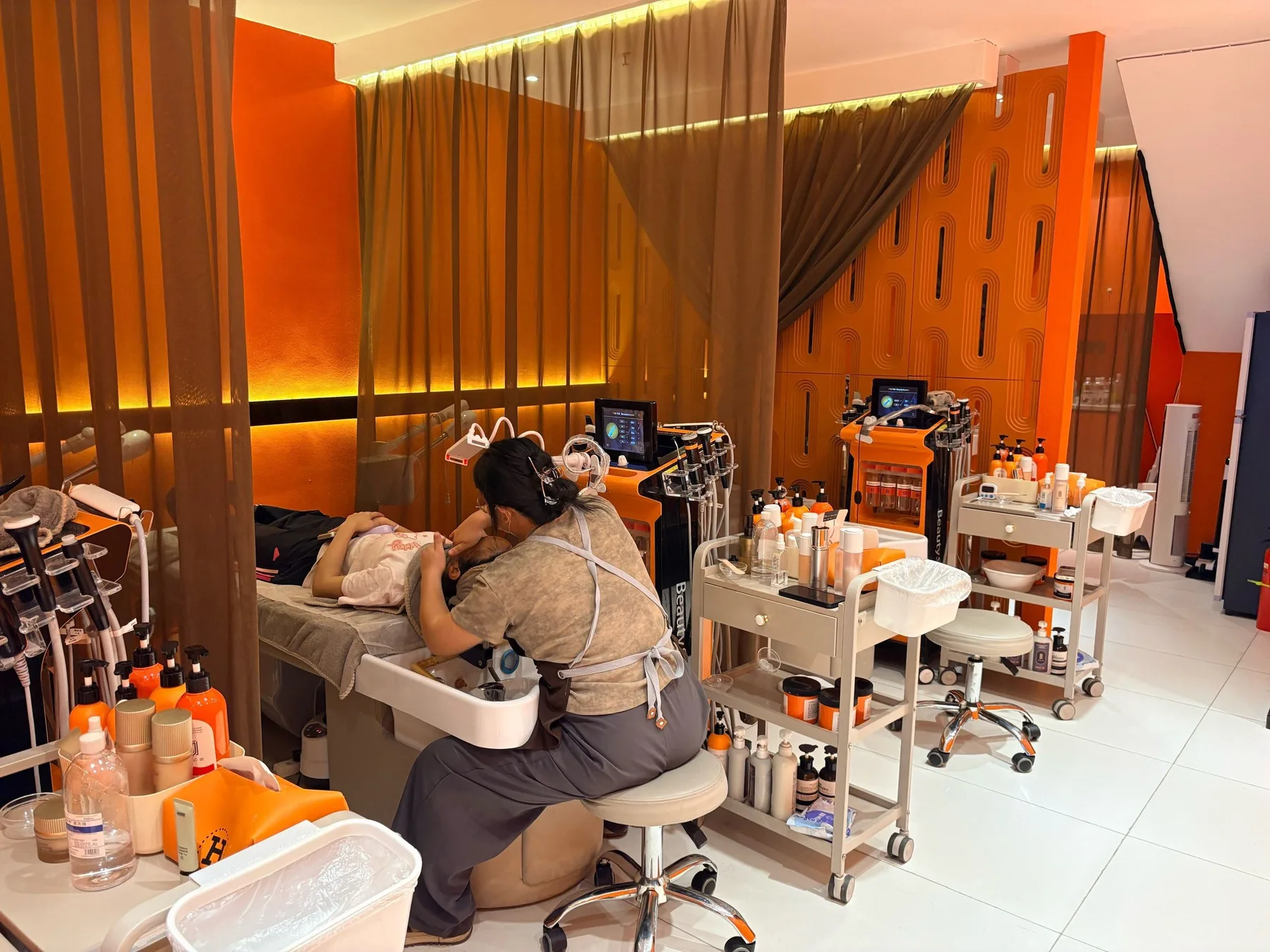 Photo 2 from What Time Face Wash & Hair Wash Bar (Jinse Lingyu Branch)