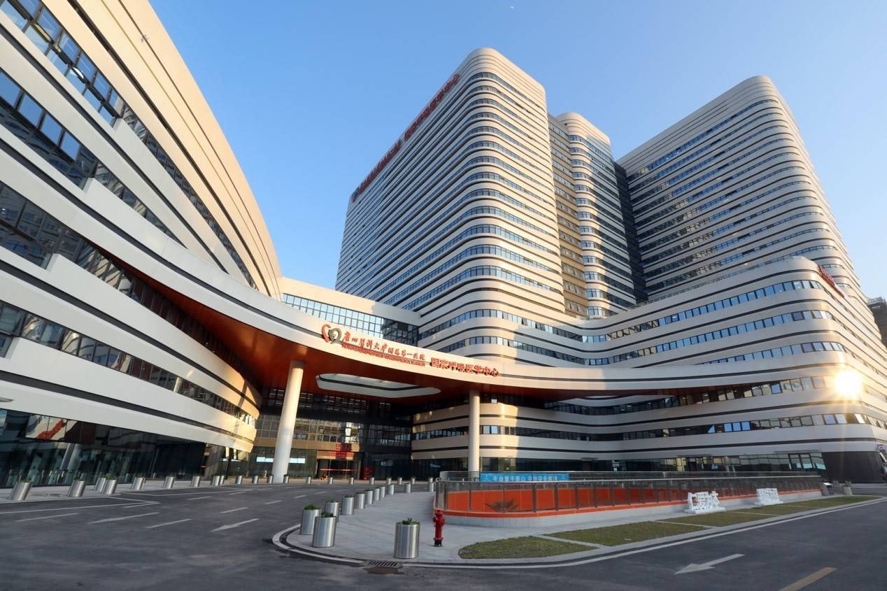 Modern hospital complex in Guangdong under a clear blue sky